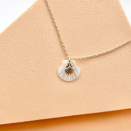 Collier religieux chrétien moderne avec coquille Saint-Jacques en nacre blanche et pendentif coquille en plaqué or.