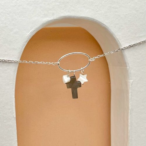 Collier religieux en argent avec breloques croix, étoile et cœur en nacre – bijou catholique discret pour femme ou enfant