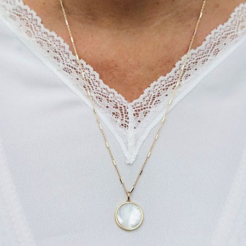 Sautoir plaqué or avec médaille ronde en nacre blanche porté, bijou mariage femme élégant collection blanche cérémonie Gemmes & Vous.