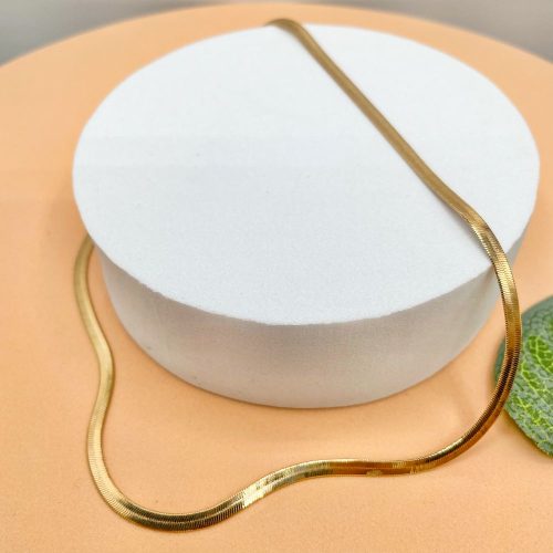 Collier ras du cou maille serpent plaqué or brillant sur fond blanc – bijou tendance et élégant pour femme