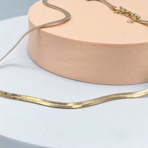 Collier ras du cou maille serpent plaqué or brillant sur fond blanc – bijou tendance et élégant pour femme