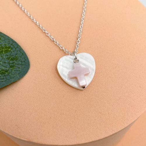 Collier catho de première communion en argent et croix en nacre rose posée sur un cœur en nacre blanche | Viens dans mon cœur
