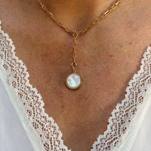 Collier plaqué or ajustable avec maille allongée et médaille ronde en nacre blanche porté sur une robe blanche de cérémonie, bijou élégant pour mariage et événement chic.